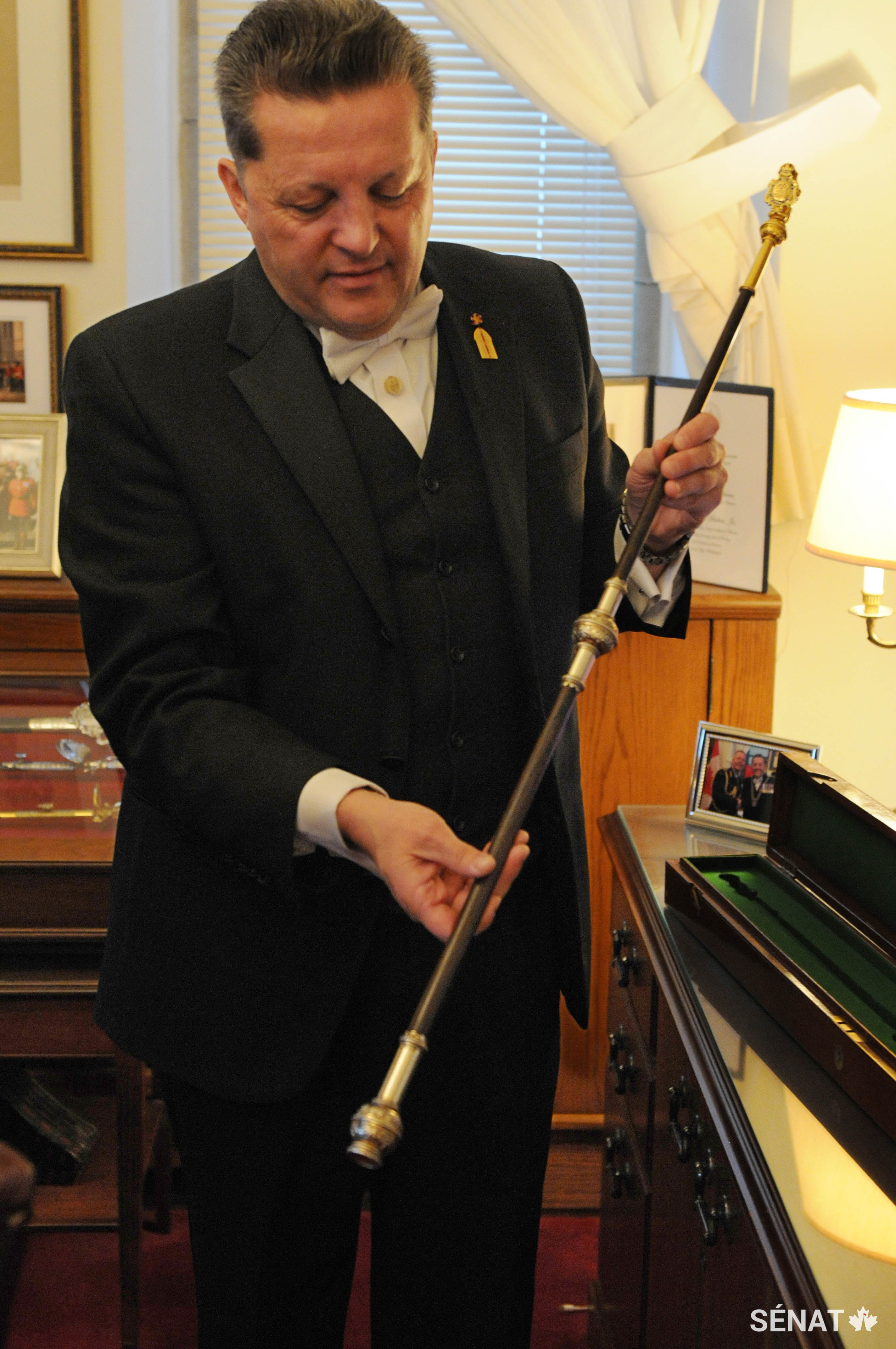L’huissier du bâton noir, J. Greg Peters, présente le bâton noir actuellement en usage. En 2016, ce bâton a fait l’objet d’une restauration royale, un cadeau offert au Sénat du Canada par la reine Elizabeth II à l’occasion du sesquicentenaire de la Confédération. L’étui en velours vert date de l’époque de la présentation du bâton noir au premier ministre du Canada, Robert Borden, le 21 juin 1918.