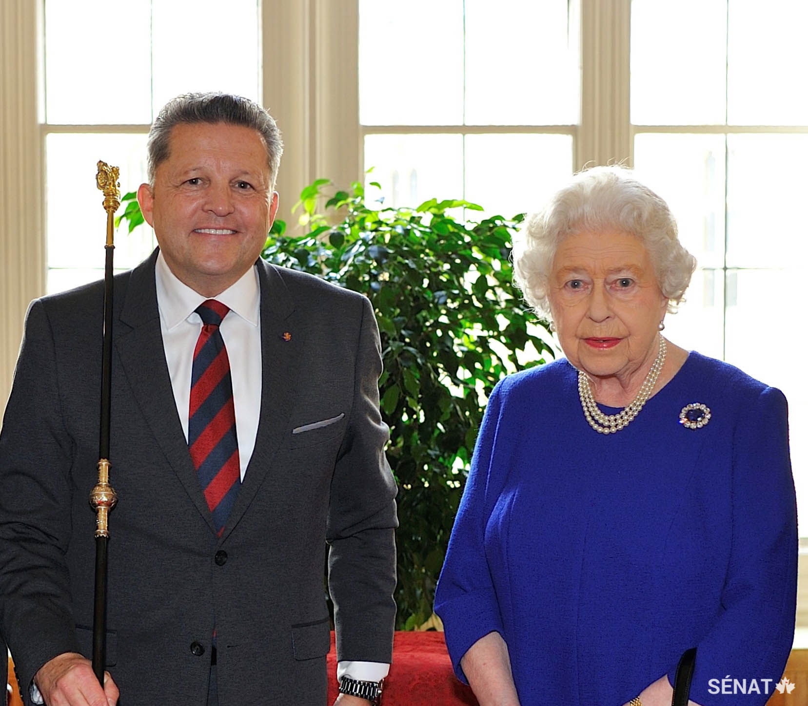 L'huissier du bâton noir, J. Greg Peters, reçoit le bâton noir restauré de Sa Majesté la reine Elizabeth II.