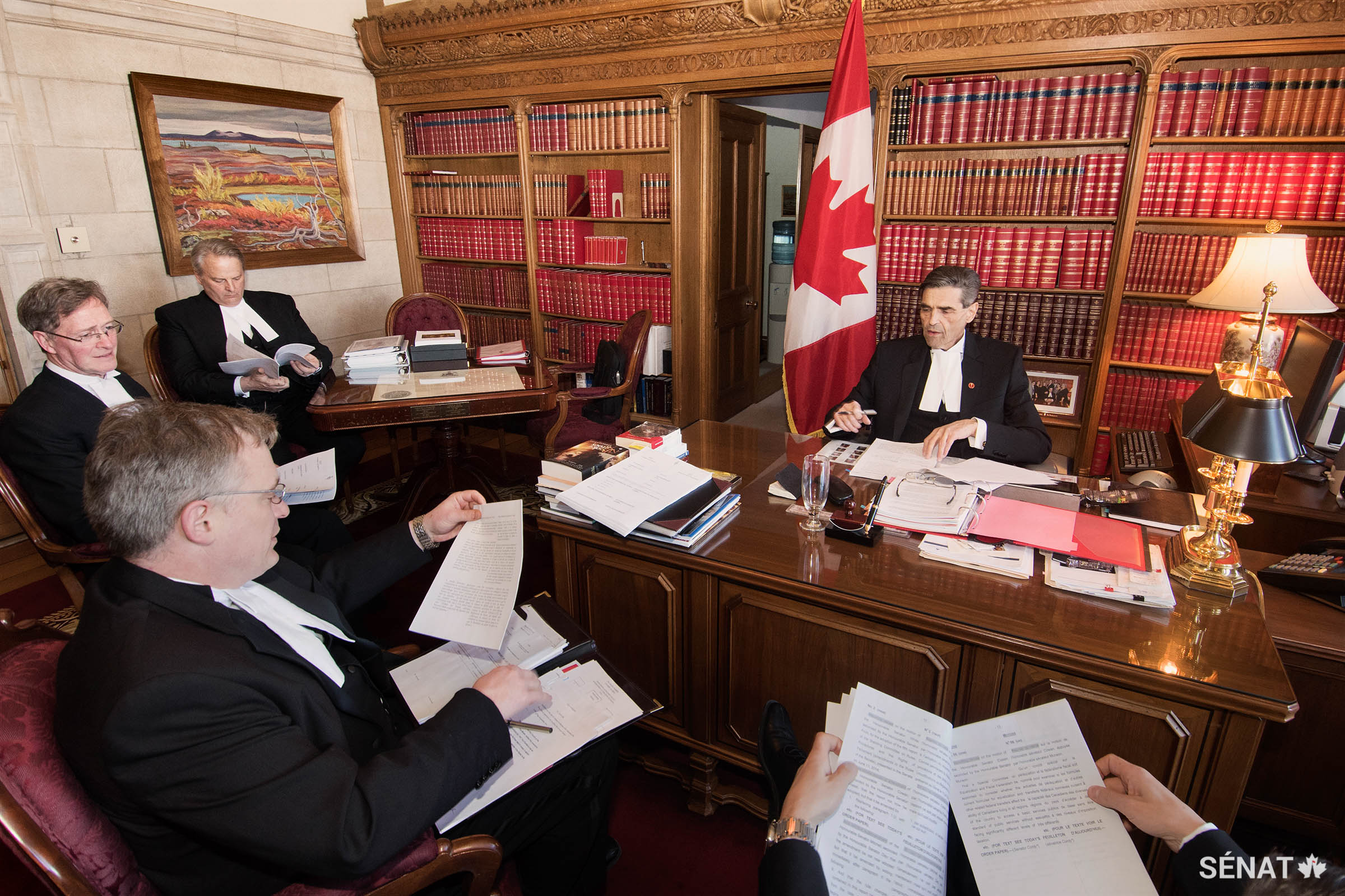 Veiller au bon fonctionnement du Sénat : le sénateur Pierre Claude Nolin, Président du Sénat de novembre 2014 à avril 2015, se réunit avec des greffiers à la procédure pour examiner l’ordre du jour d’une prochaine séance du Sénat.