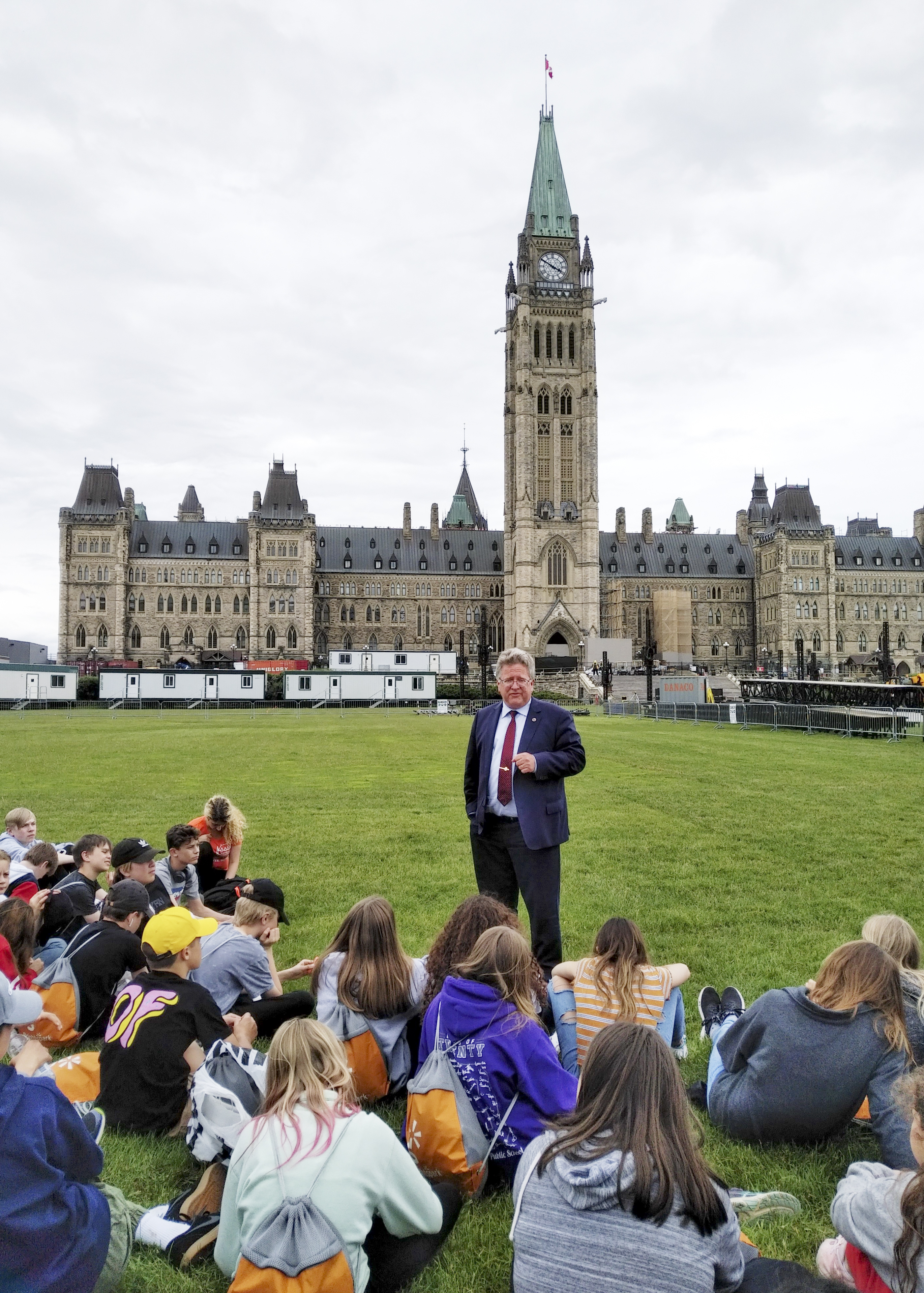Le jeudi 13 juin 2019 — Sur la Colline du Parlement, le sénateur Rob Black parle à des élèves de 8e année de Island Lake Public School à Orangeville, Ontario, du rôle du Sénat lors de la visite des étudiants à Ottawa.