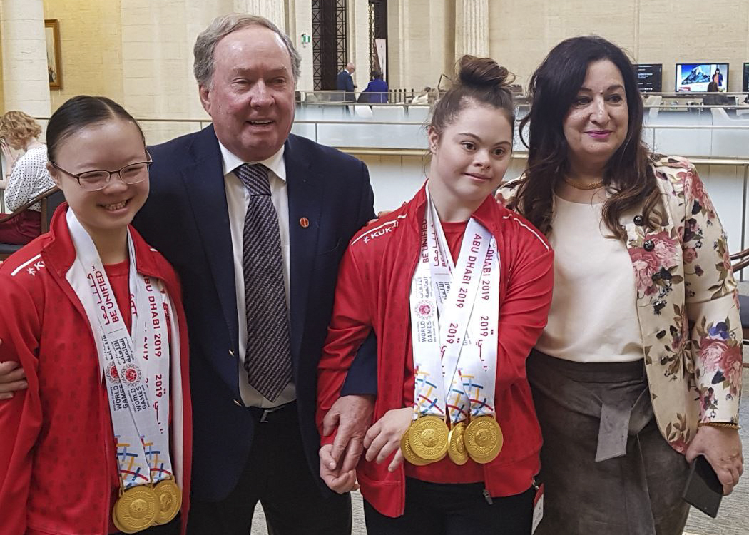Le mercredi 29 mai 2019 — Les sénateurs Jim Munson et Salma Ataullahjan rencontrent Kimana Mar et Sophie Lacourse-Pudifin, deux championnes d’Équipe Canada qui ont remporté sept médailles chacune en gymnastique rythmique aux Jeux olympiques spéciaux mondiaux à Abou Dhabi, Émirats arabes unis (EAU).