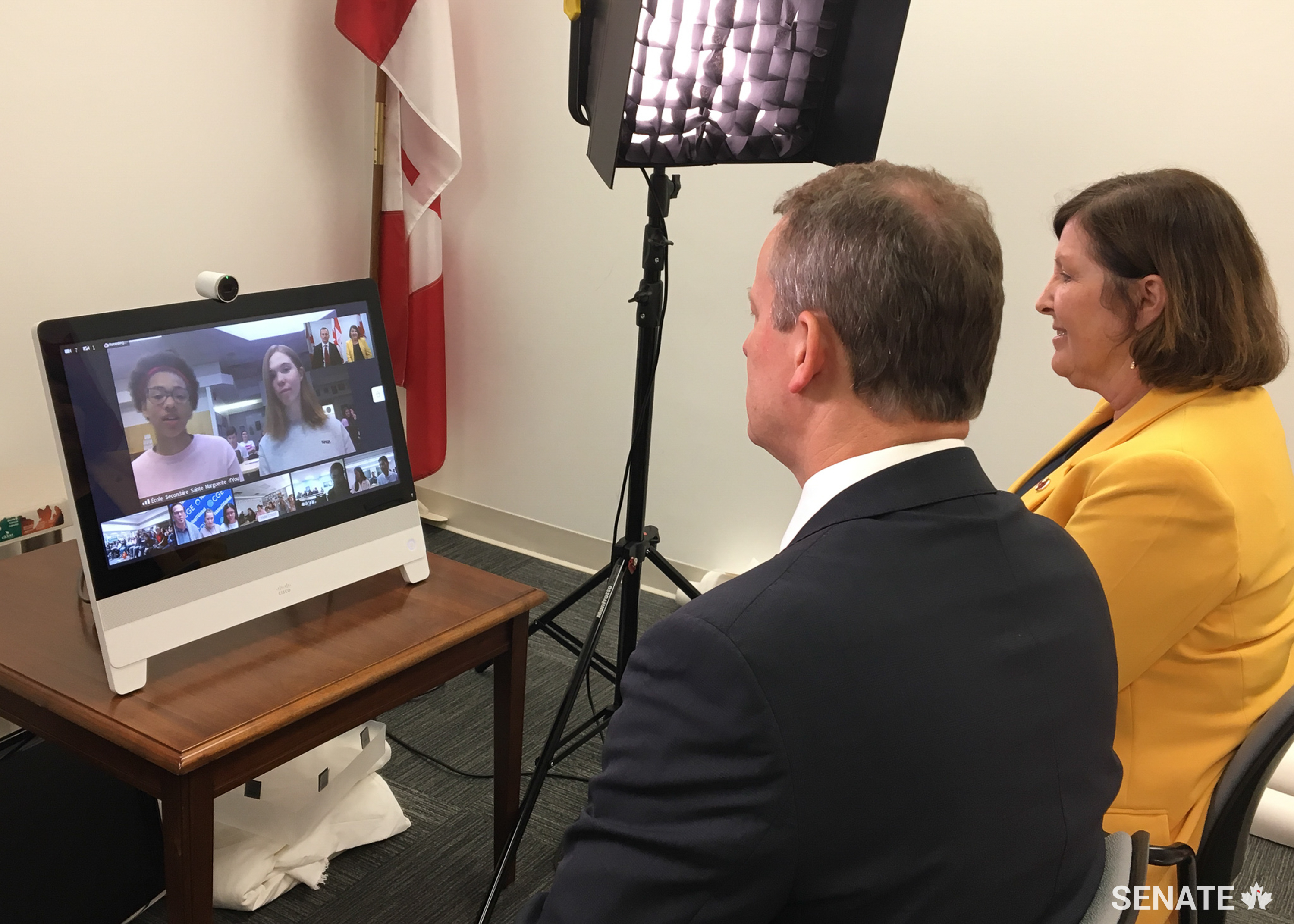Le jeudi 16 mai 2019 — Les sénateurs David M. Wells et Mary Coyle s’adressent à des élèves à travers le pays par vidéoconférence en direct, organisée par SENgage et le Centre for Global Education. Cette initiative a rassemblé des étudiants âgés de 12 à 15 ans, dans six salles de classe, de la Colombie-Britannique, de l’Alberta, de l’Ontario et du Nouveau-Brunswick pour une heure de discussion franche sur le fonctionnement du Sénat, des projets de loi récents et la façon dont les sénateurs représentent les Canadiens au Parlement.
