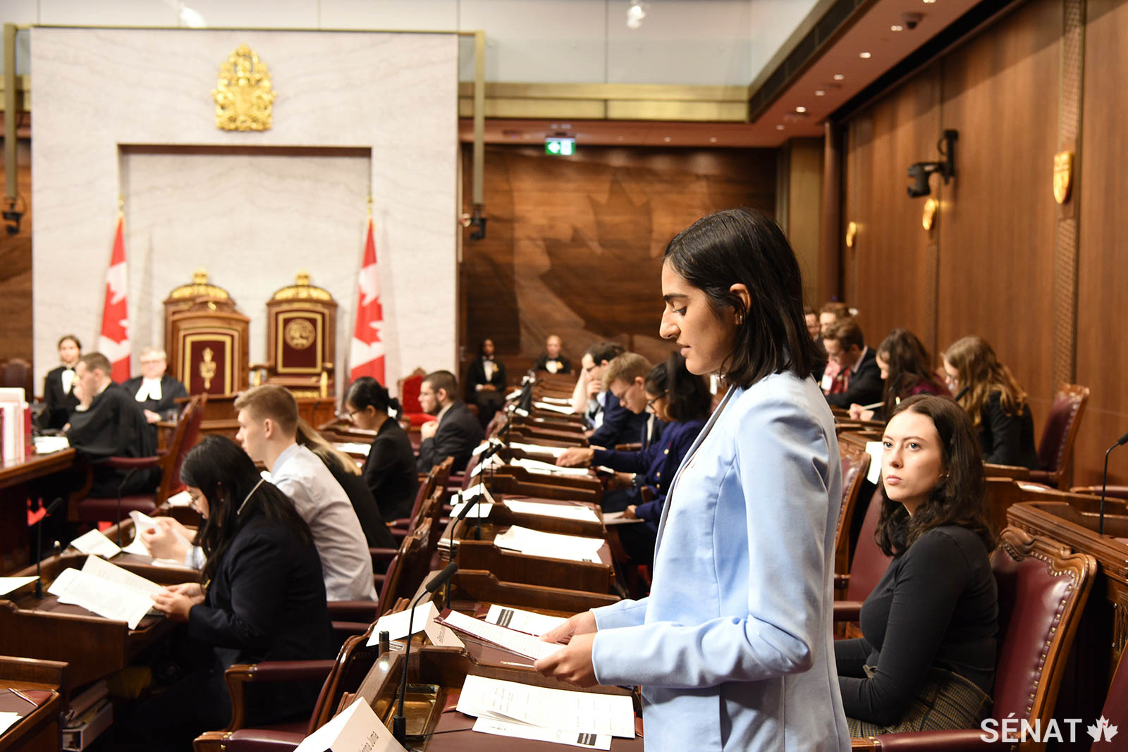 Une participante organise ses notes pendant son discours au Sénat.