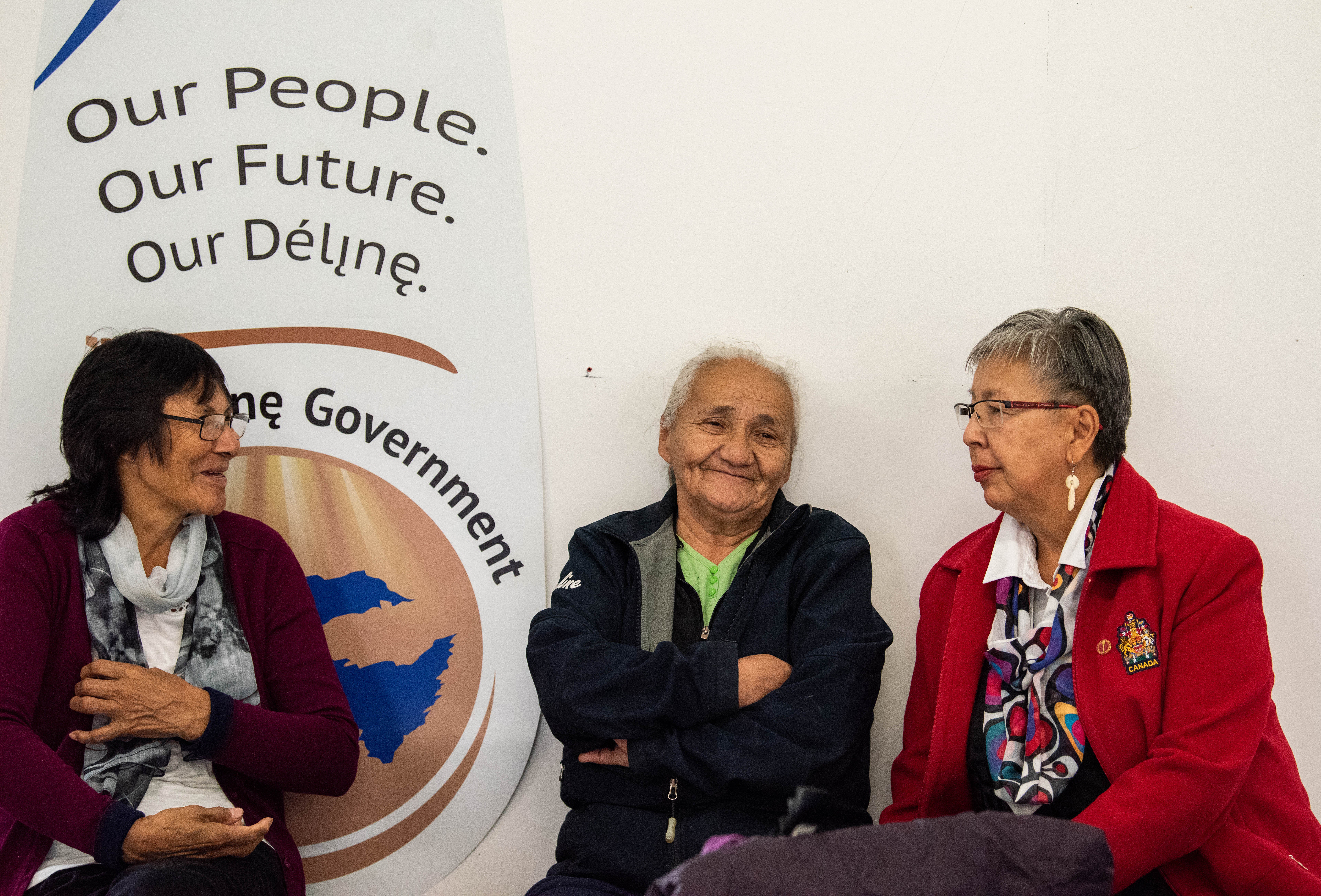 La sénatrice Dyck parle avec des membres de la communauté de Délı̨nę dans les Territoires du Nord-Ouest le 11 septembre 2018, au cours d’une mission d’étude du Comité sénatorial des peuples autochtones.