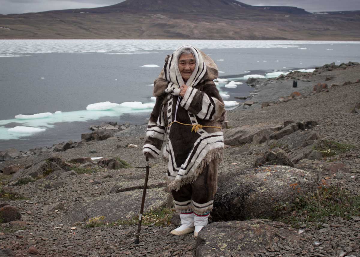 L’aînée inuite Qapik Attagutsiak recueillait au Nunavut des ossements qui ont servi à fabriquer des munitions et à produire de l’engrais pendant la Deuxième Guerre mondiale. (Crédit photo : Parcs Canada)