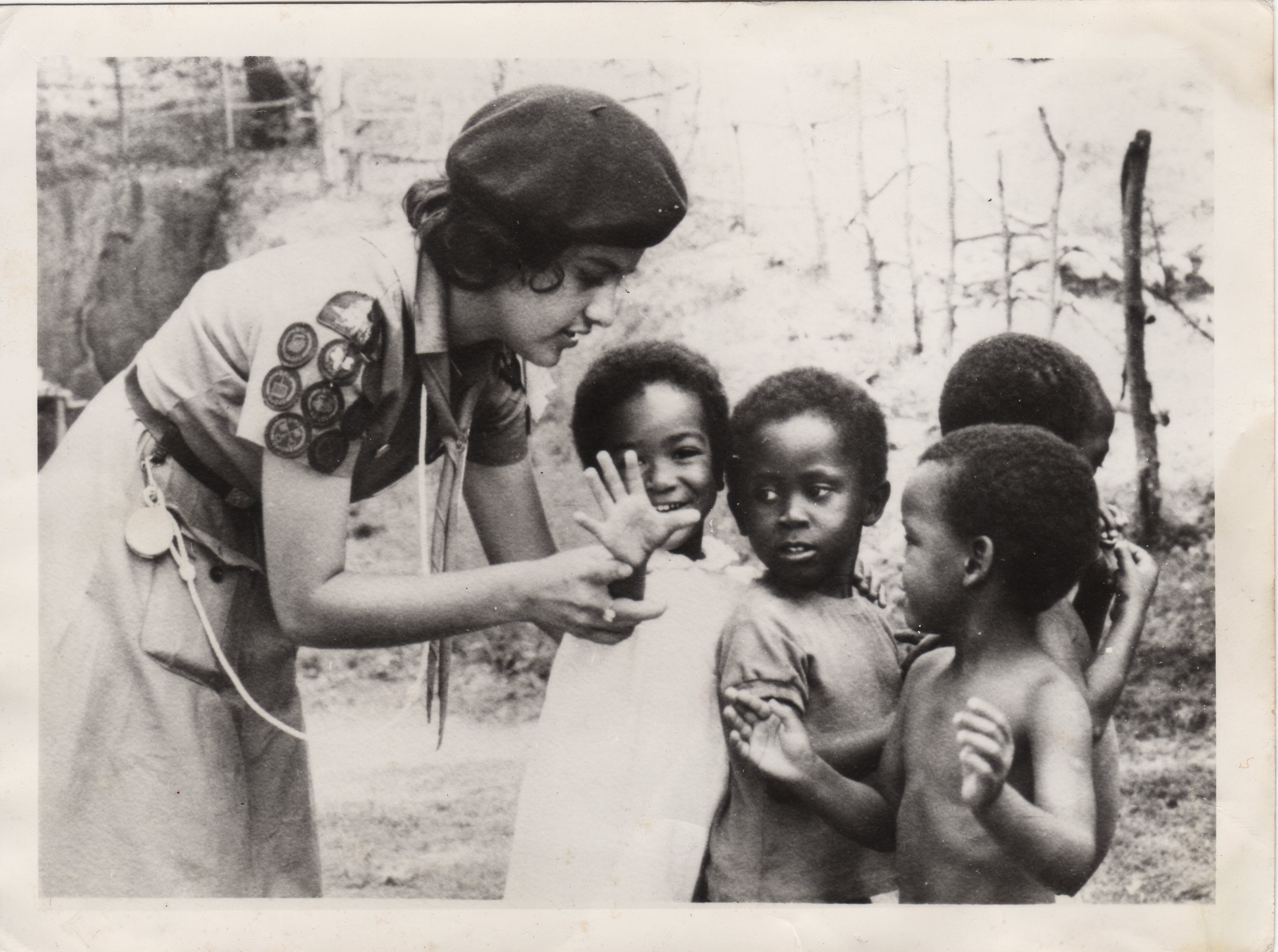 La sénatrice Mobina Jaffer en tant que guide de la Reine en Ouganda dans les années 1960. (Crédit photo : Bureau de la sénatrice Jaffer)