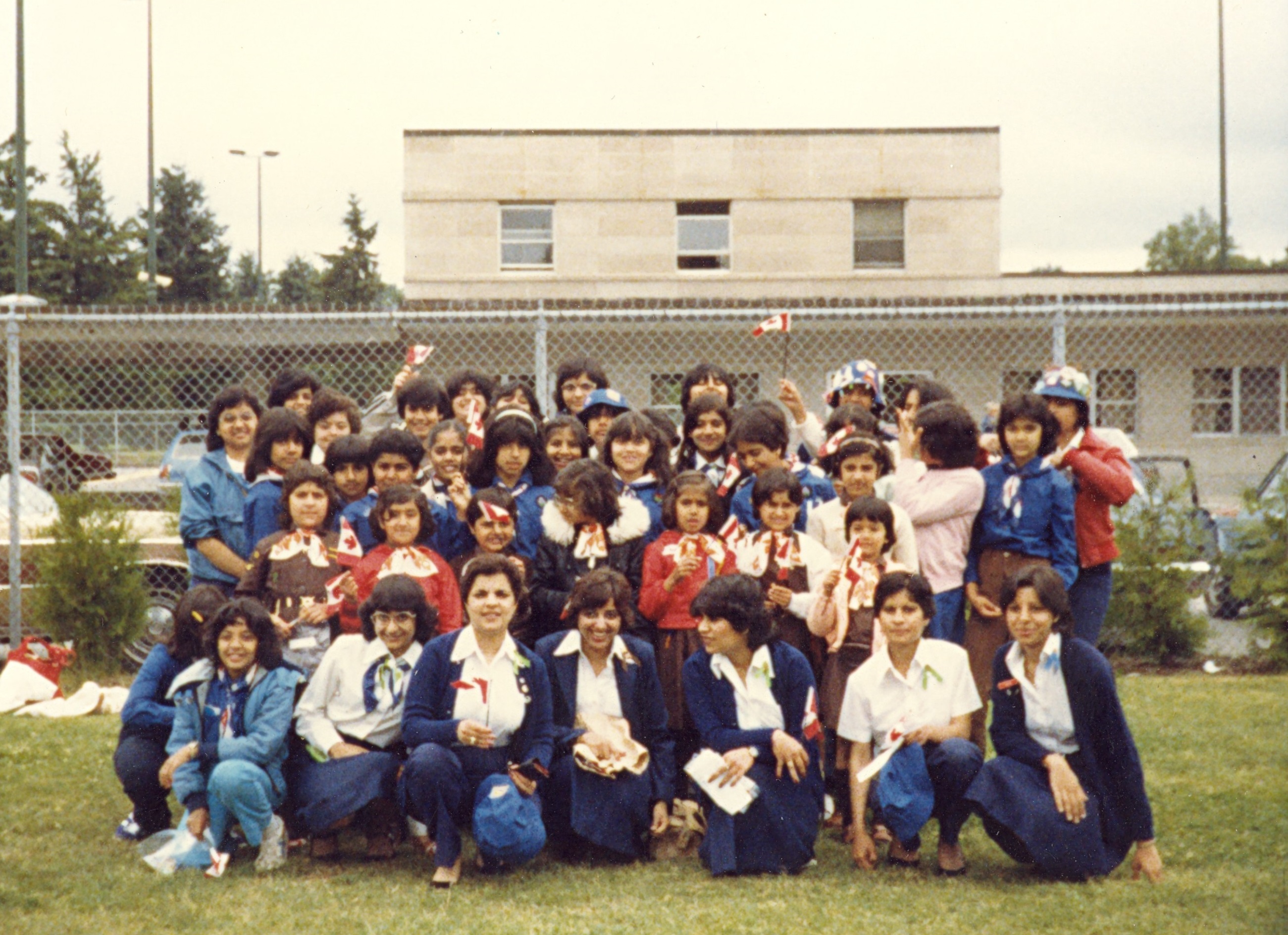 La sénatrice Mobina Jaffer entourée d’un groupe de guides en Colombie-Britannique dans les années 1980. (Crédit photo : Bureau de la sénatrice Jaffer)