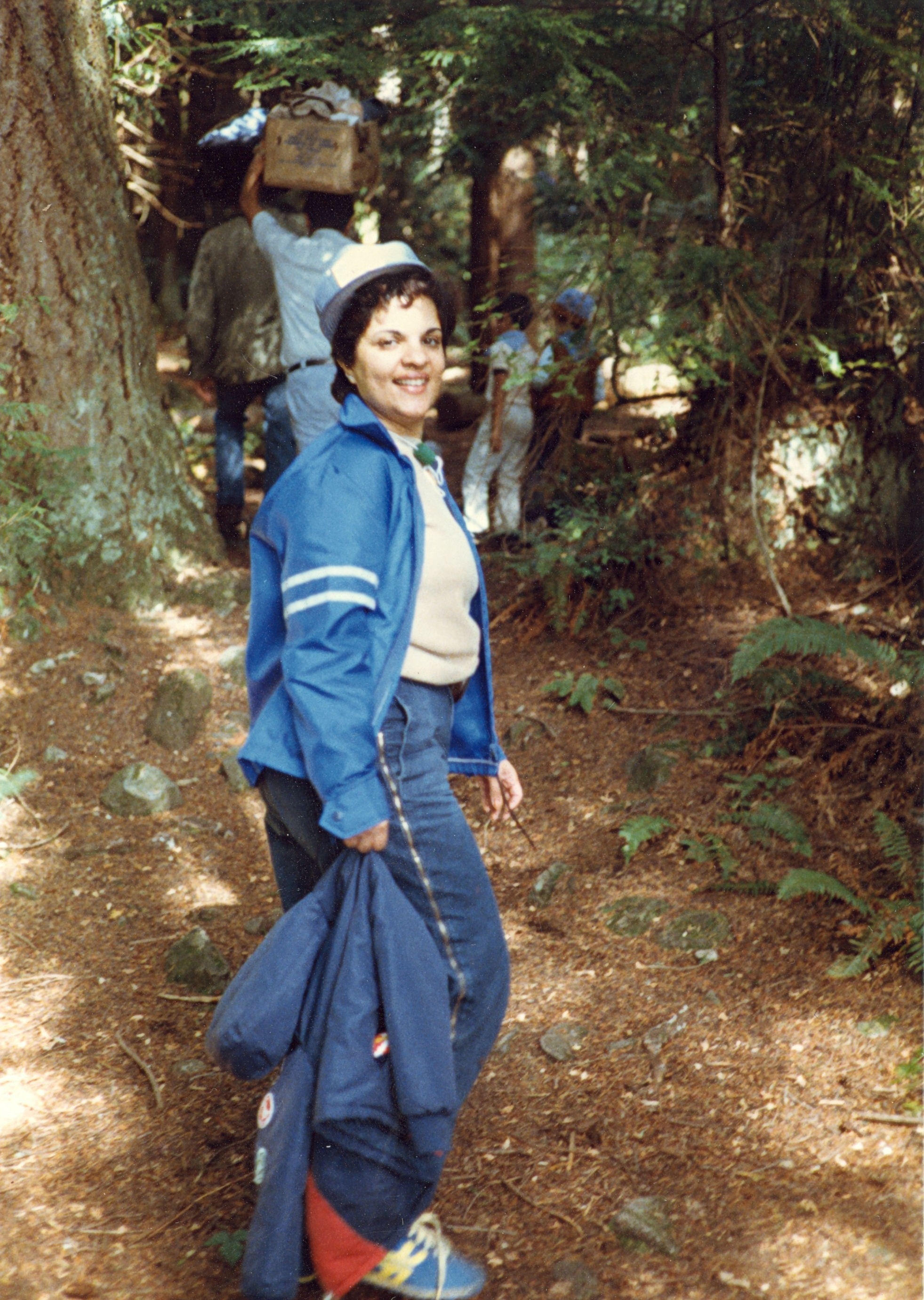 La sénatrice Mobina Jaffer en randonnée avec des guides dans les années 1980. (Crédit photo : Bureau de la sénatrice Jaffer)