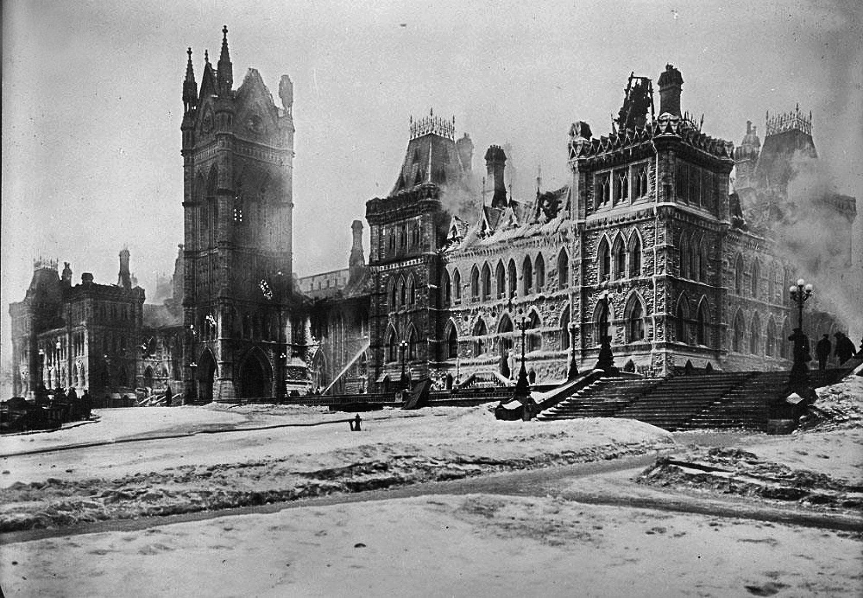 L’incendie au milieu de l’hiver 1916 réduit l’édifice du Centre à l’état de carcasse carbonisée et incrustée de glace. (Crédit photo : Bibliothèque et Archives Canada)