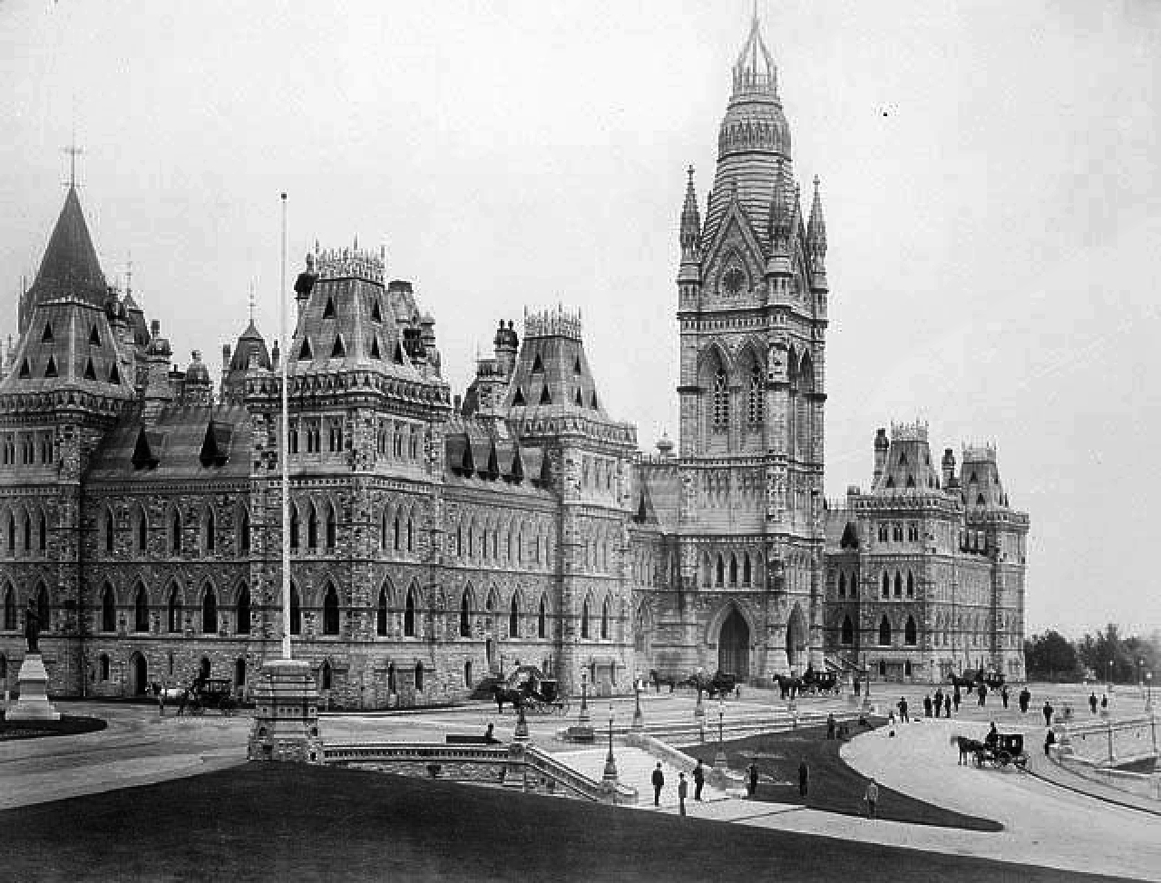 L’édifice du Centre original de la Colline du Parlement, avec sa Tour Victoria, en 1880. (Crédit photo : Bibliothèque et Archives Canada)

