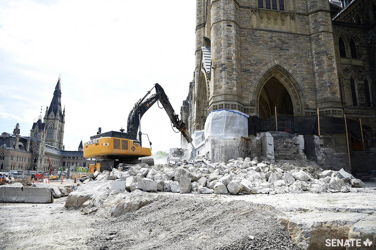 Excavation takes place on Centre Block’s foundation in the fall of 2020.