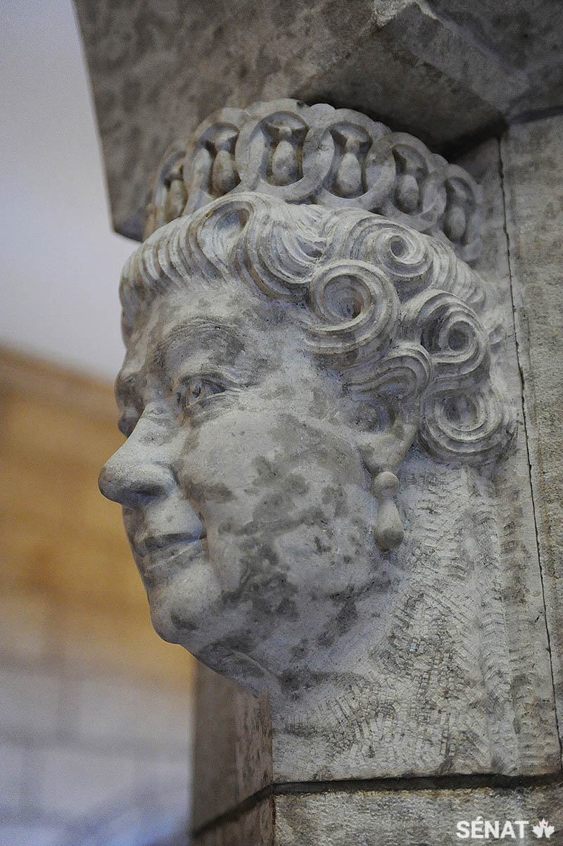 Phil White a sculpté la tête de la reine Elizabeth II dans de la pierre de Tyndall du Manitoba, après que la Reine eut approuvé le modèle préliminaire en plâtre au cours de sa visite royale, en 2010. La pièce a été installée dans le foyer du Sénat plus tard cette même année.