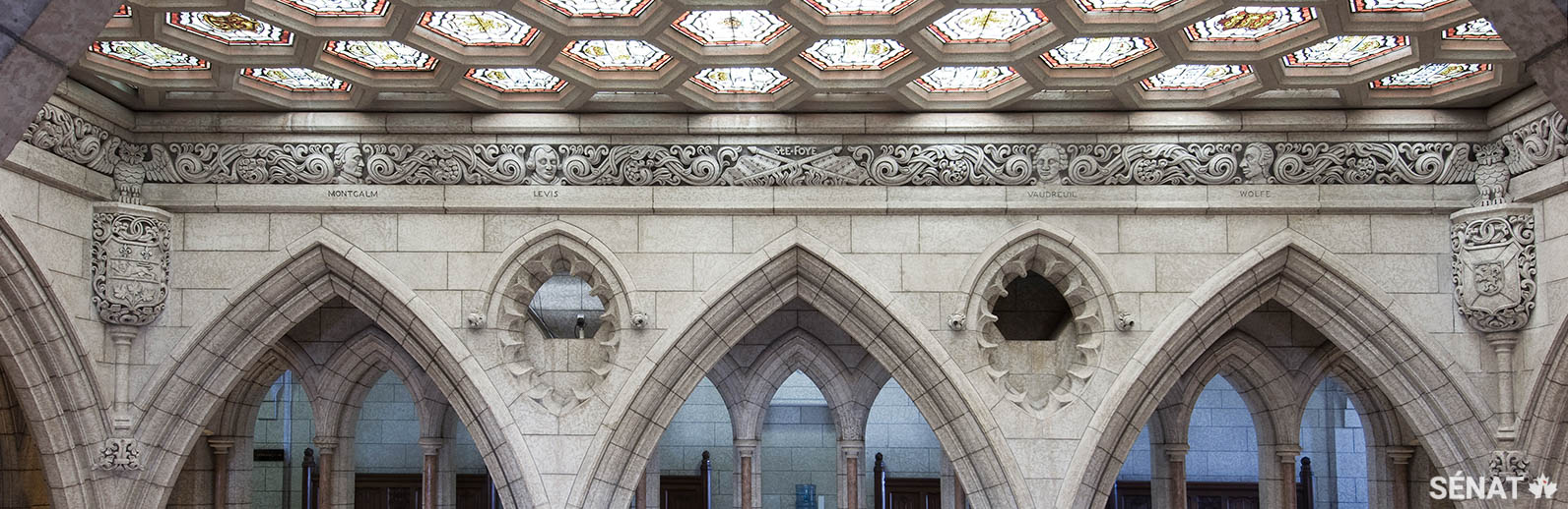 De 1957 à 1959, William Oosterhoff et son équipe ont sculpté cette frise autour du plafond du foyer du Sénat. Elle raconte l’histoire du Canada jusqu’à la Confédération et représente ses premiers personnages historiques.