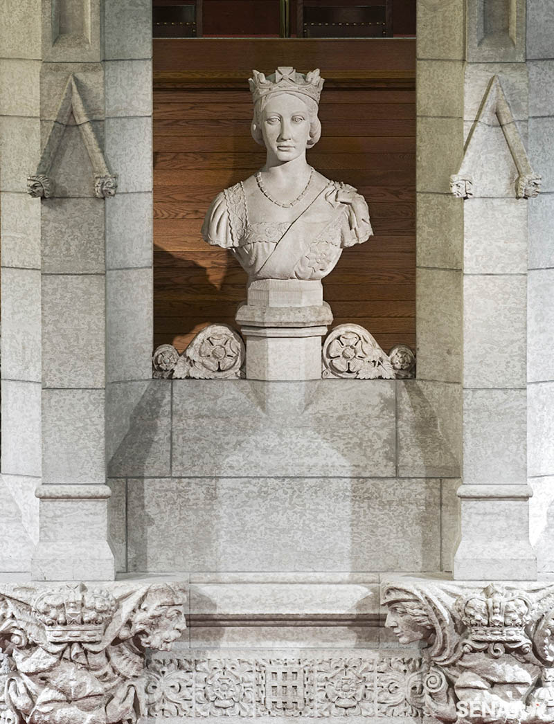 Dans les années 1930, Cléophas Soucy et son équipe ont conçu dans la Chambre du Sénat la toile de fond de l’estrade du Président. L’espace est orné de têtes stylisées de courtisans médiévaux, surmonté d’un buste en marbre de la reine Victoria.