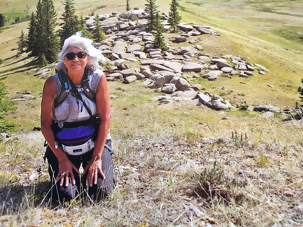 Louise Bernice Halfe – Sky Dancer, poète officielle, à Mystery Rocks, Cypress Hills, Sask. en 2019. Mme Halfe est une marcheuse passionnée et a participé à plusieurs marches de groupe de longue distance à travers la Saskatchewan.