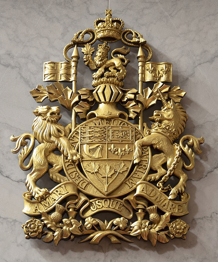 Les armoiries du Canada, que M. White a sculptées en 2017, sont suspendues au-dessus de l’estrade du Président dans la Chambre temporaire du Sénat. (Crédit photo : Services publics et Approvisionnement Canada)