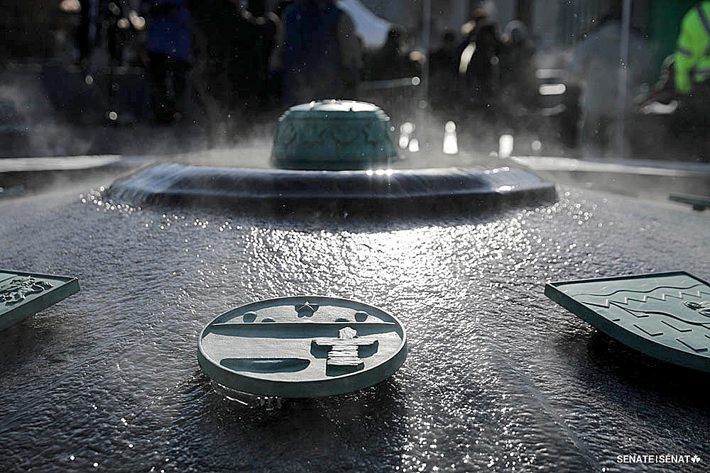 M. White a sculpté dans le bronze l’écu du Nunavut (au centre) qui a été ajouté à la flamme du centenaire en 2017.