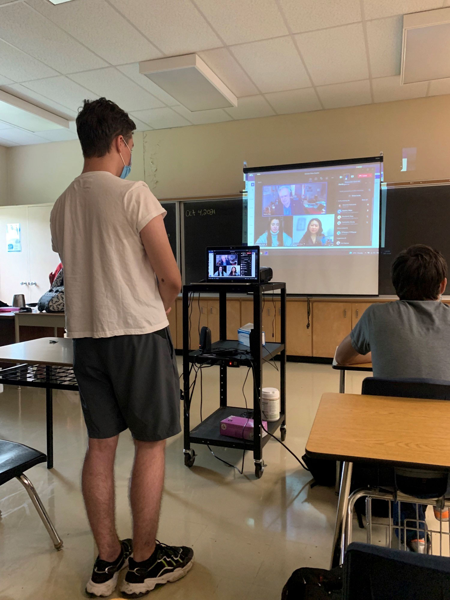 Monday, October 4, 2021 – As part of the S’ENgage program, Senator Peter M. Boehm meets with Amanda Fabischeck’s social studies students at Riverside Secondary School in Windsor, Ontario, to share his insider’s view of how the Senate works.