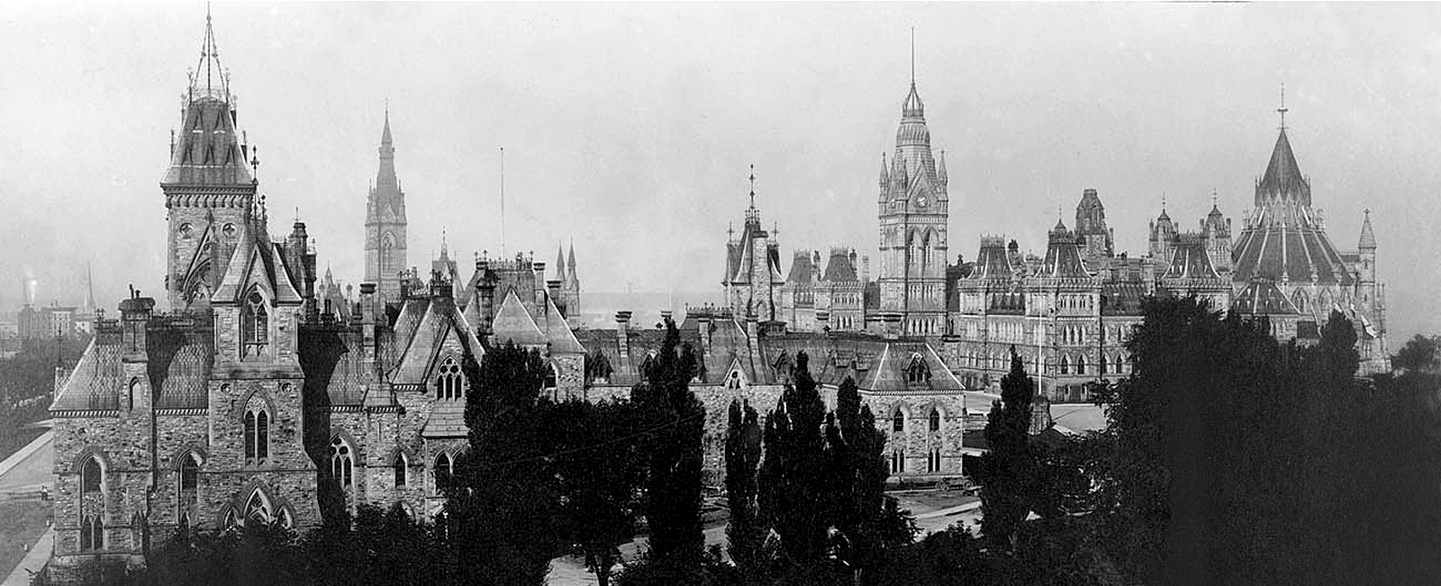 Cette photographie de la Colline du Parlement prise en 1910 montre l’aile nord nouvellement construite de l’édifice de l’Est, au centre, et la tour Victoria d’origine (édifice du Centre), derrière. (Crédit photo : Bibliothèque et Archives Canada)
