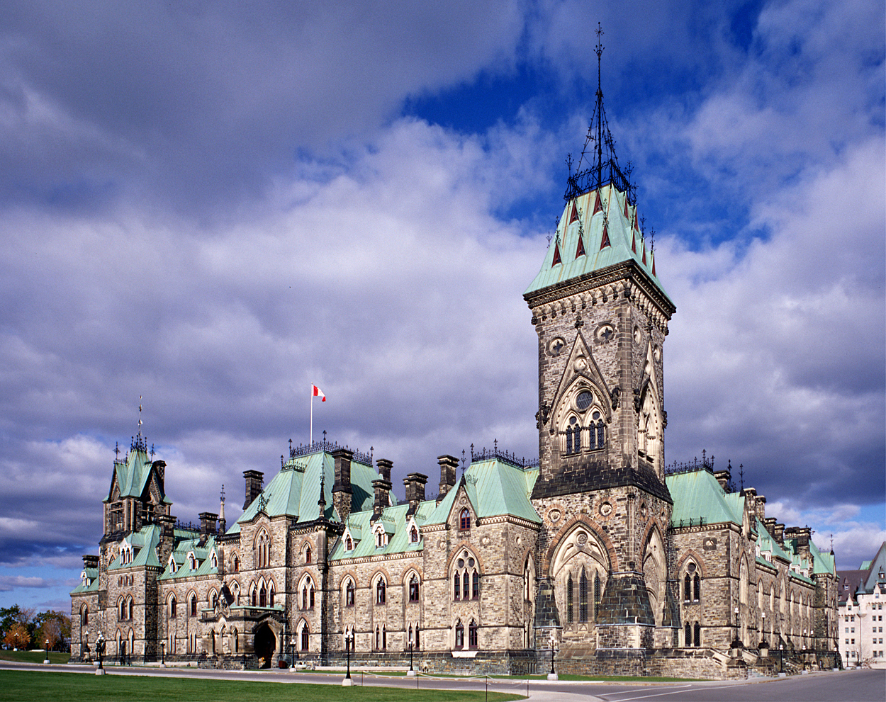 Une combinaison toute en couleurs de grès de Nepean, de grès de l’Ohio et de grès rouge de Potsdam, en plus des hauts toits de cuivre en mansarde, font de l’édifice de l’Est l’un des immeubles néogothiques les plus distinctifs du Canada. (Crédit photo : Parlement du Canada)