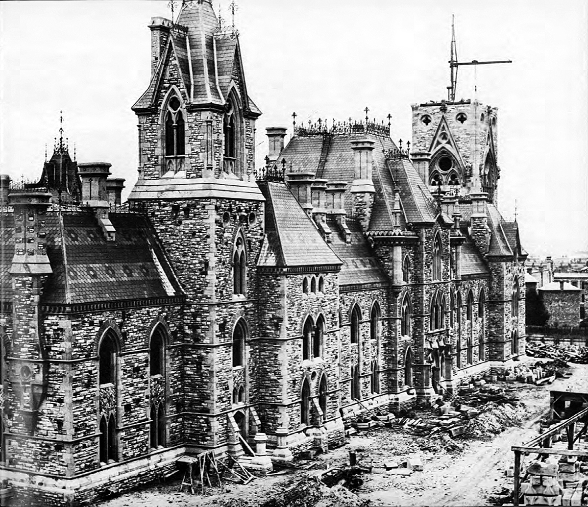La construction de l’édifice de l’Est en 1863. (Crédit photo : Musée McCord)