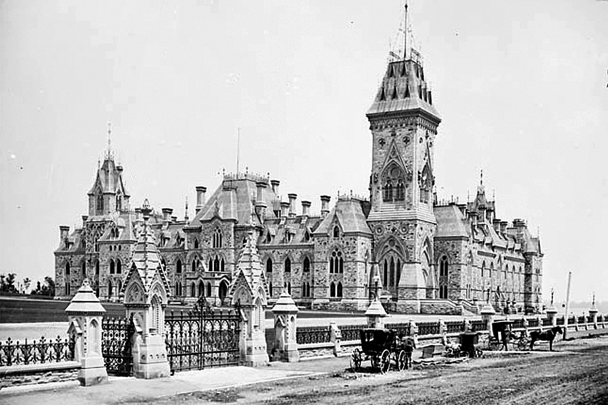 Prise de vue de l’édifice de l’Est à partir de la rue Wellington, près des portes principales de la Colline du Parlement, à la fin des années 1870. (Crédit photo : Bibliothèque et Archives Canada)