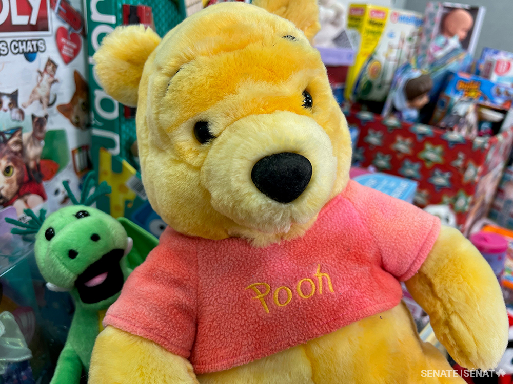 Winnie l’ourson cherche un nouvel ami — parce qu’il est ce genre d’ours!