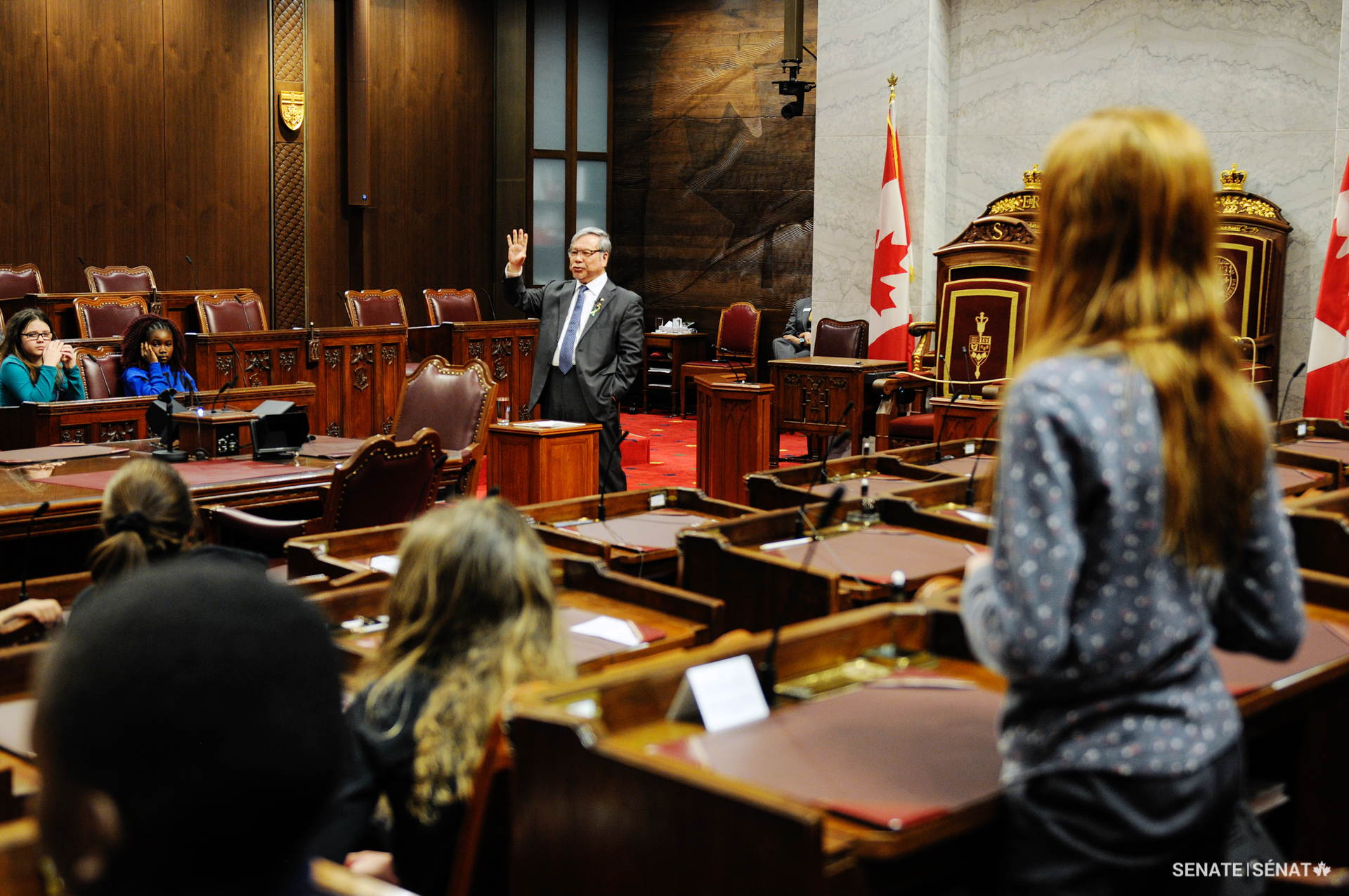 Le sénateur Ngo répond à une question d’une étudiante en visite au Sénat dans l’édifice du Sénat du Canada.