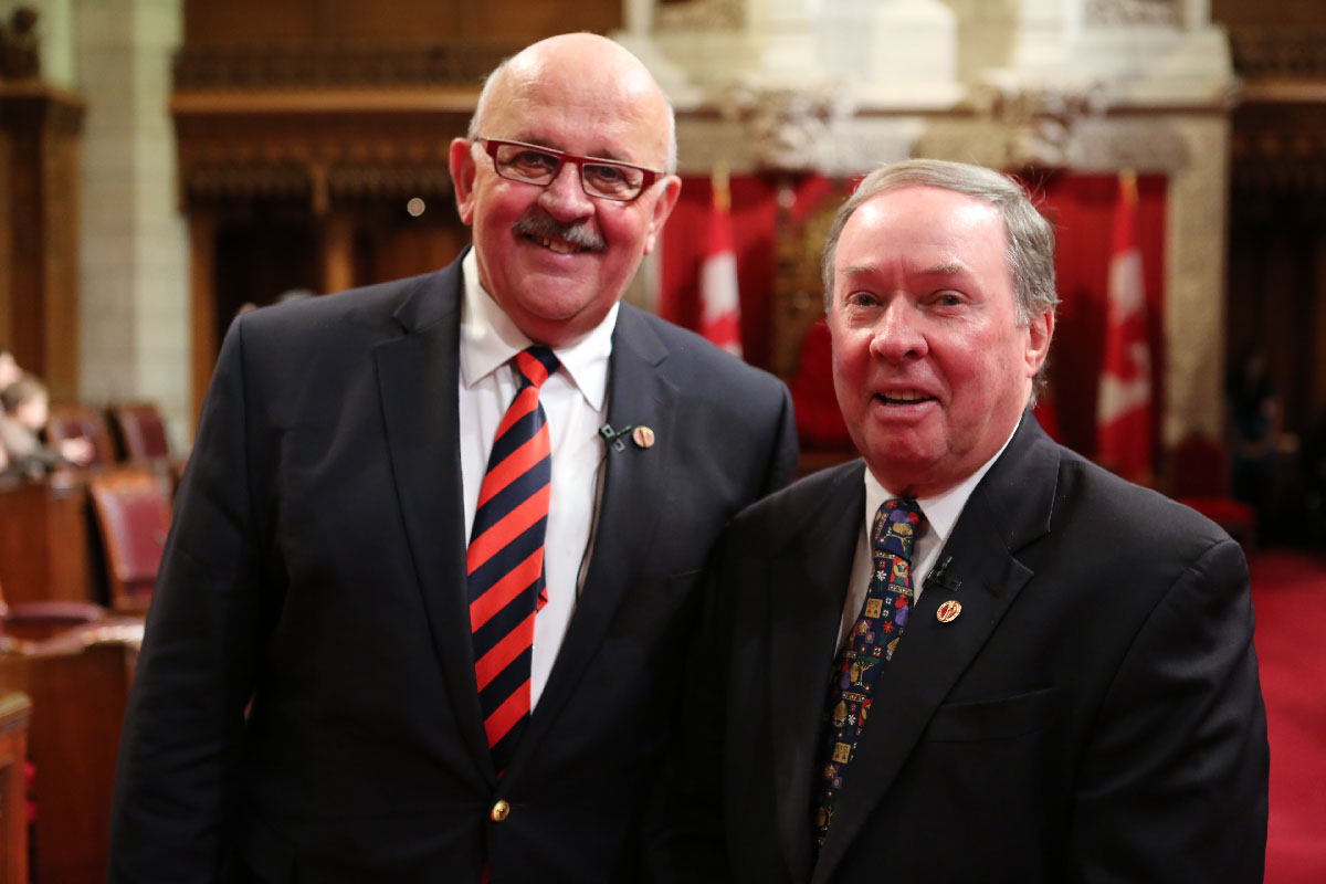 Photo of Senators Mercer and Munson in the chamber