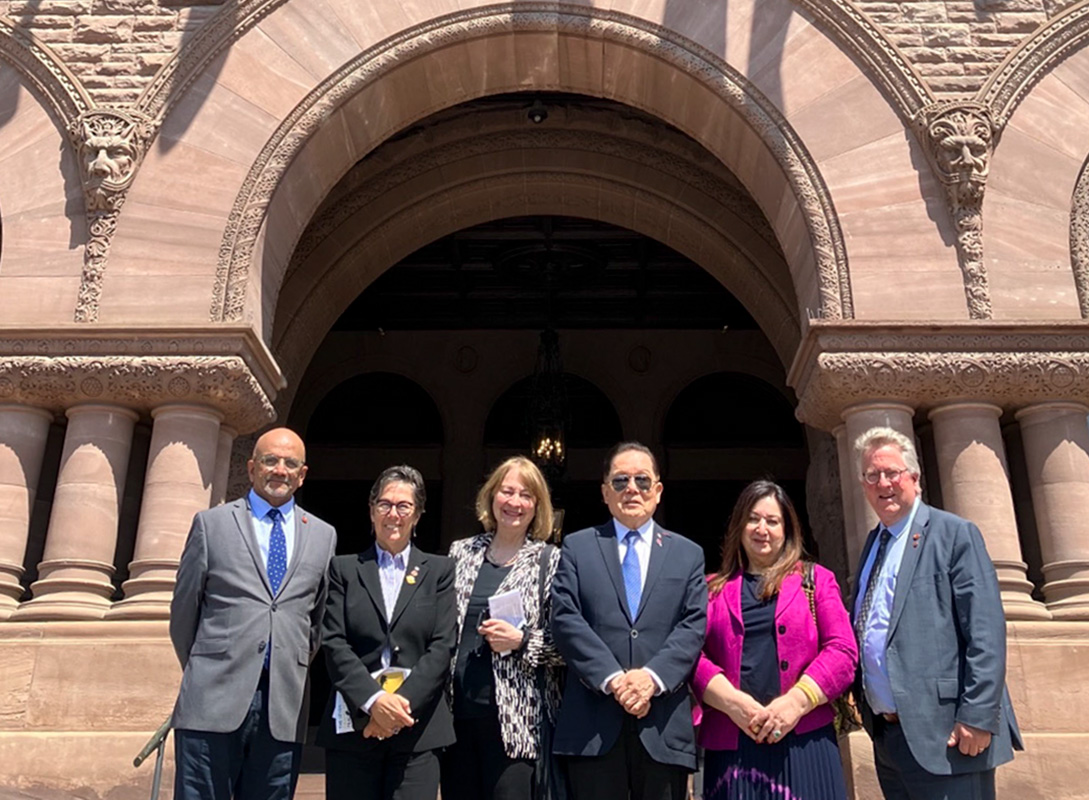 À partir de la gauche, les sénateurs Andrew Cardozo, Kim Pate, Donna Dasko, Victor Oh, Salma Ataullahjan et Rob Black devant l’Assemblée législative de l’Ontario.
