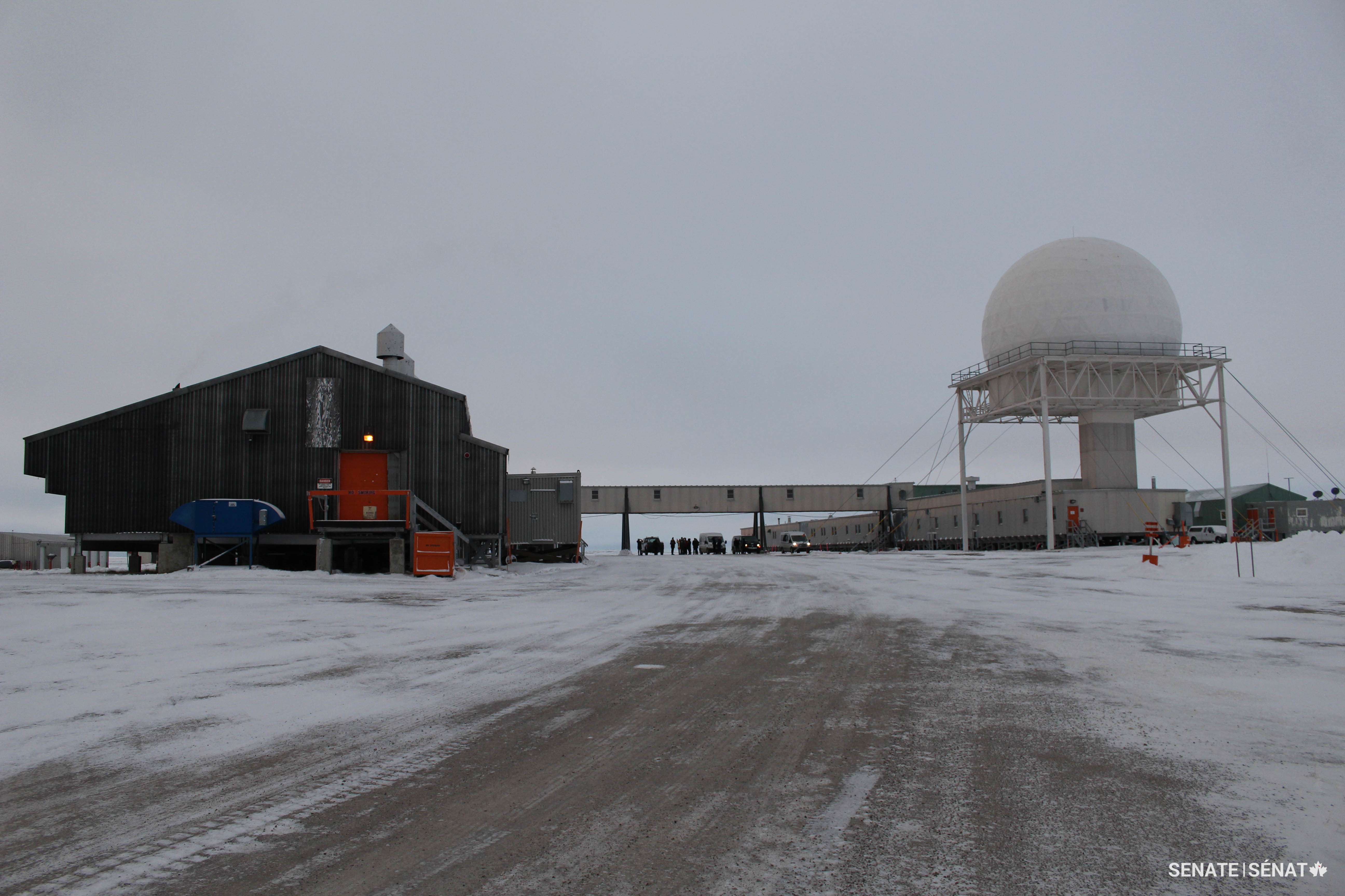 Cambridge Bay abrite également une partie du Système d’alerte du Nord — une chaîne de stations radar qui surveille les approches nordiques de l’espace aérien canadien et américain.